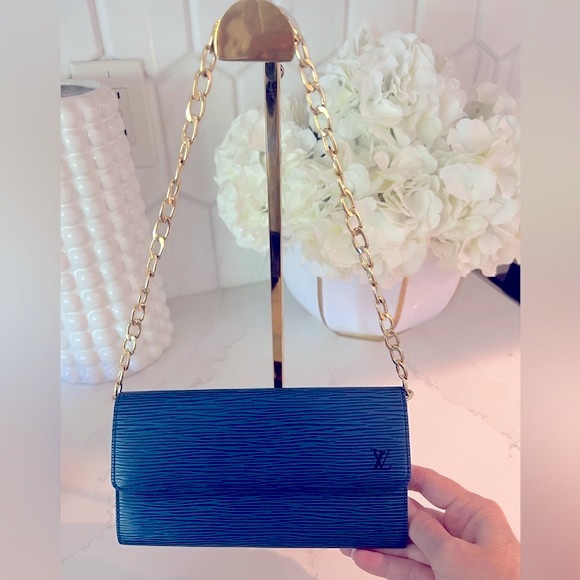 💙Louis Vuitton Vintage Epi Leather Sarah Wallet with COA & Chain BLUE EUC - Picture 3 of 16